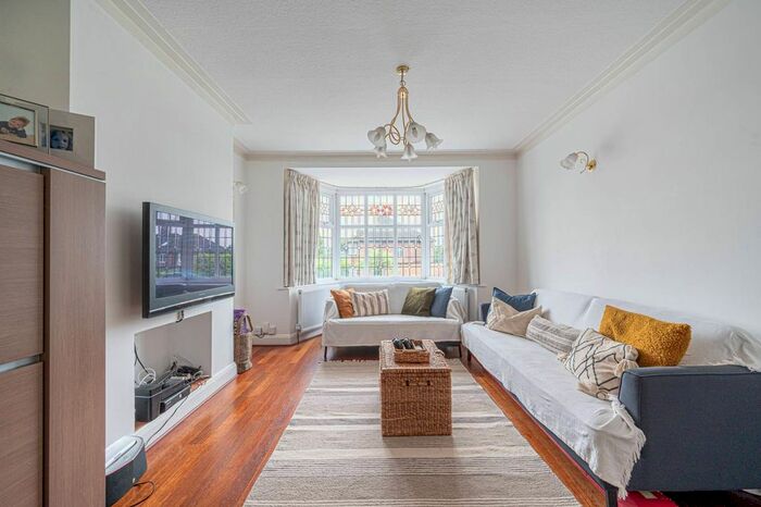 4 Bedroom Semi-Detached House To Rent In Linkside, Finchley, London, N12