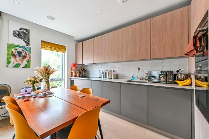 2 Bedroom Flat To Rent In Portpool Lane, Farringdon, London, EC1N