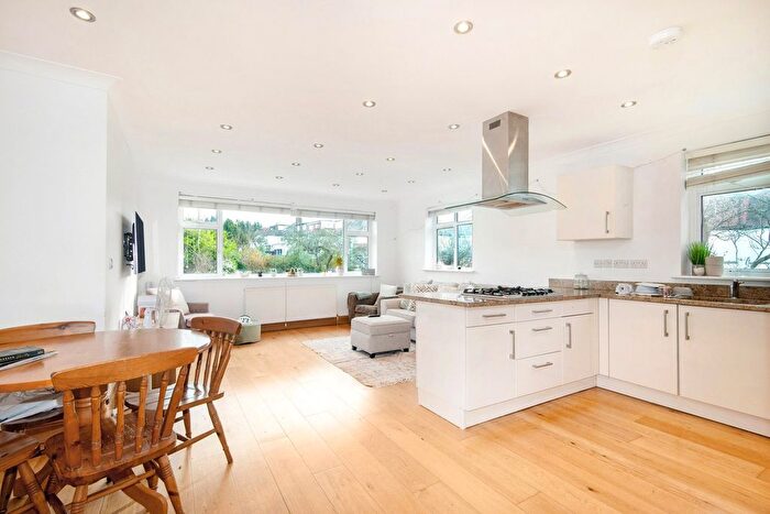 3 Bedroom Flat For Sale In Monkville Avenue, Temple Fortune, London, NW11