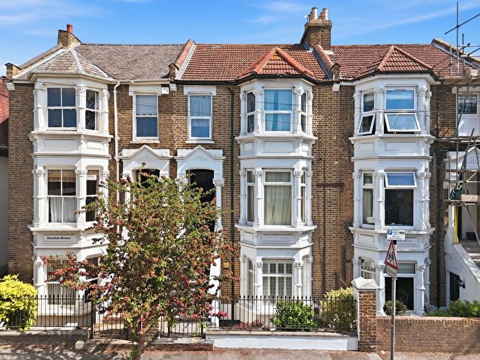 2 Bedroom Flat For Sale In Dawlish Road, Leyton, E10