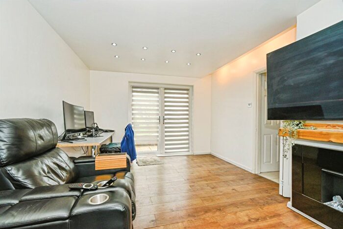 3 Bedroom End Of Terrace House For Sale In Dulverton Avenue, Swindon, SN3