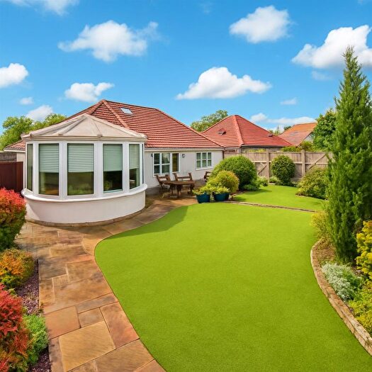 4 Bedroom Bungalow For Sale In Watford Road, St. Albans, AL2
