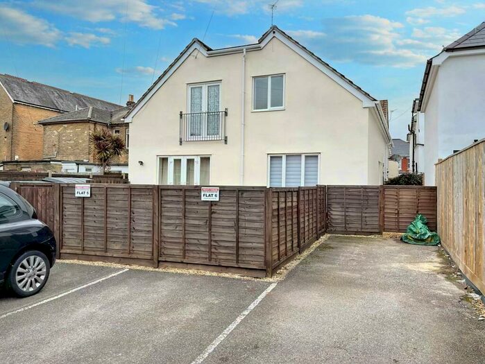 2 Bedroom Apartment To Rent In Flat Holdenhurst Road, Bournemouth, Dorset, BH8