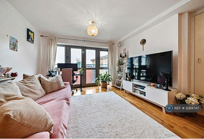 2 Bedroom Flat To Rent In Hamilton Court, Bristol, BS2