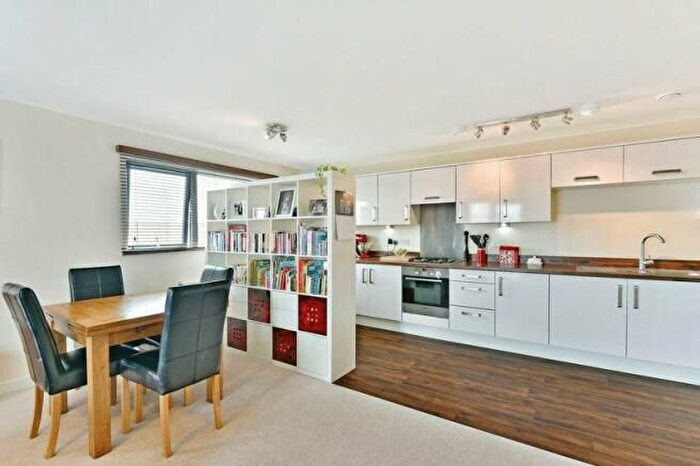 2 Bedroom Flat To Rent In Cairns Avenue, London, SW16