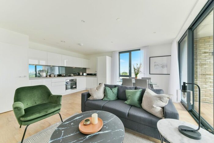 2 Bedroom Flat To Rent In Fairfield Avenue, Staines Upon Thames, Greater London, TW18