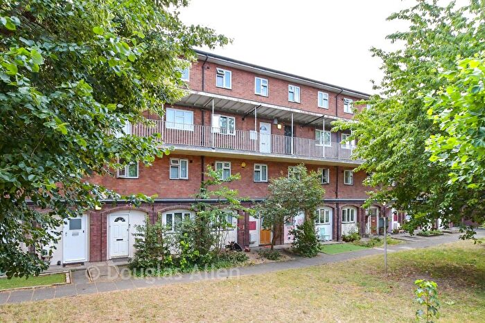 3 Bedroom Flat For Sale In Dyson Road, London, E11