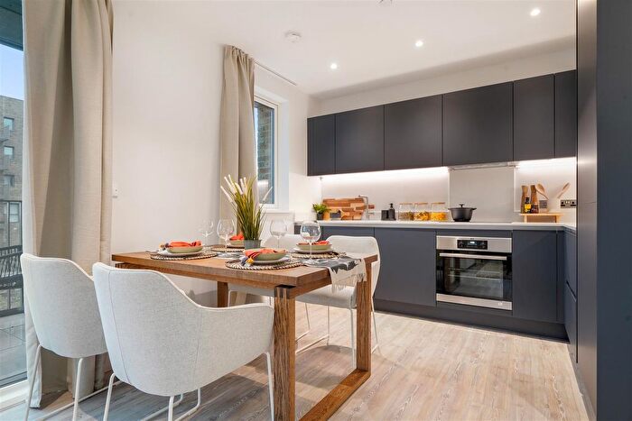 1 Bedroom Flat For Sale In Green Square, Lampton Parkside, TW3