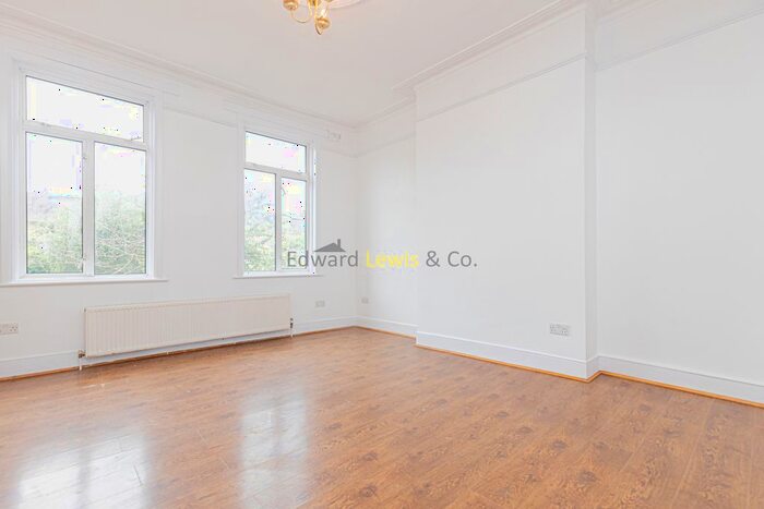 3 Bedroom Flat To Rent In Osbaldeston Road, London, N16
