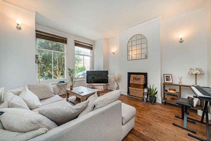 2 Bedroom Flat To Rent In Burnbury Road, Balham, SW12