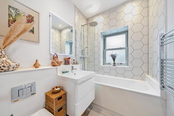 2 Bedroom Flat To Rent In Culverden Road, London, SW12