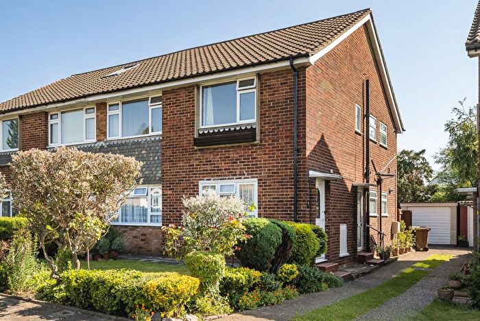 2 Bedroom Maisonette To Rent In Barton Close, Bexleyheath, DA6