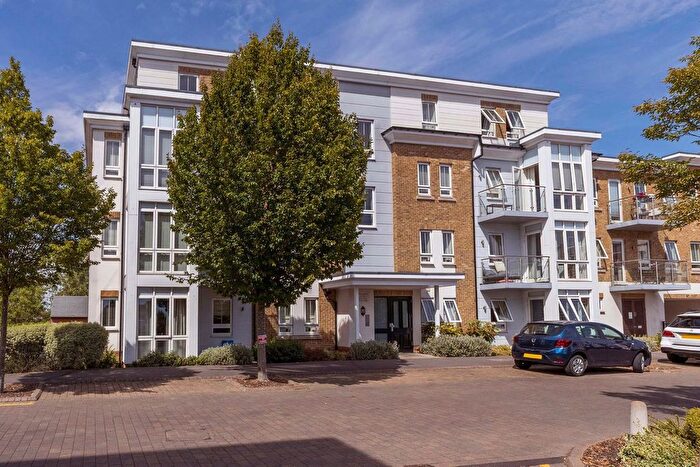 2 Bedroom Flat For Sale In Kingfisher Drive, Maidenhead, SL6