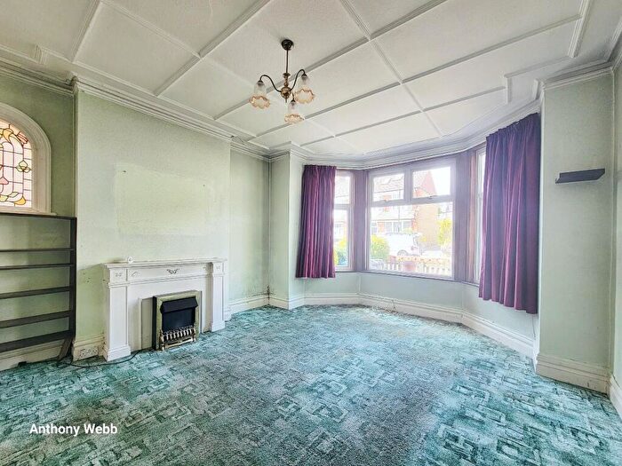 1 Bedroom Flat For Sale In Burford Gardens, Palmers Green, N13