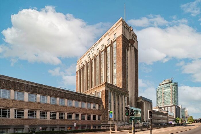 1 Bedroom Flat To Rent In Great West Road, Brentford, TW8