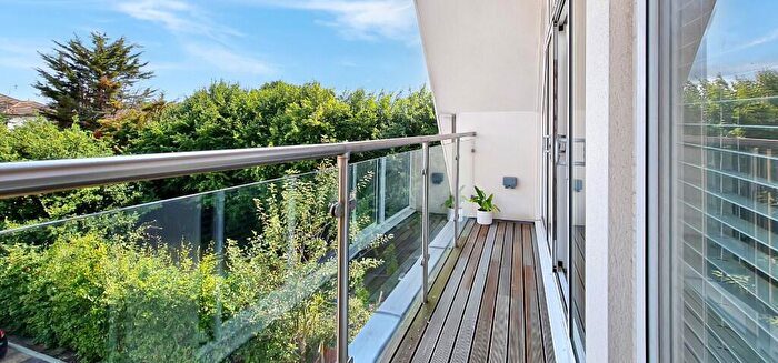 2 Bedroom Flat For Sale In Chalkwell Hall Estate, Essex, SS0