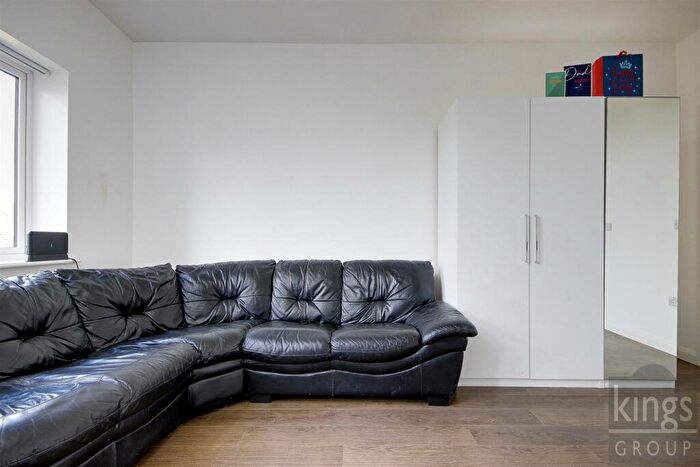 1 Bedroom Flat For Sale In Dairy Close, Enfield, EN3