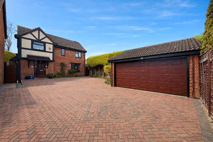 3 Bedroom Detached House For Sale In Carnegie Gardens, Luton, LU3