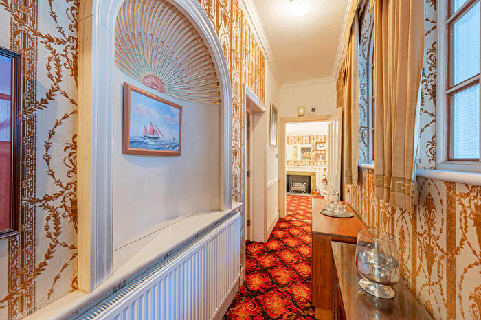 3 Bedroom Flat For Sale In Hamilton Gardens, Felixstowe, IP11