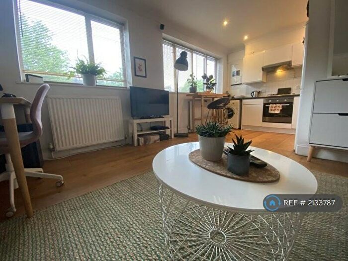 1 Bedroom Flat To Rent In Camberwell Road, London, SE5