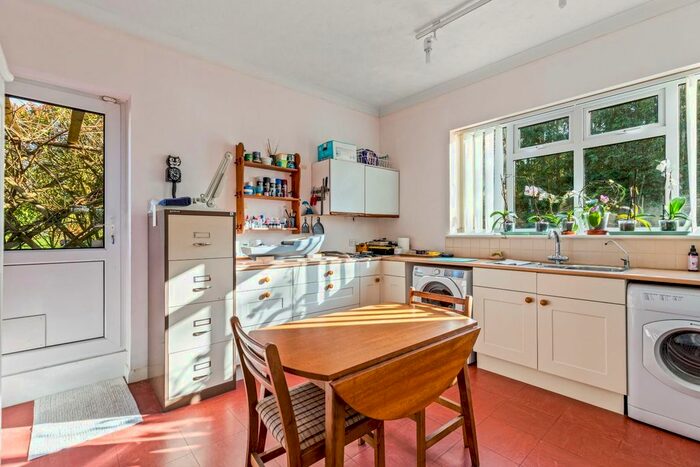 4 Bedroom Detached Bungalow For Sale In Bromley Green Road, Ashford, TN26 - Photo 9