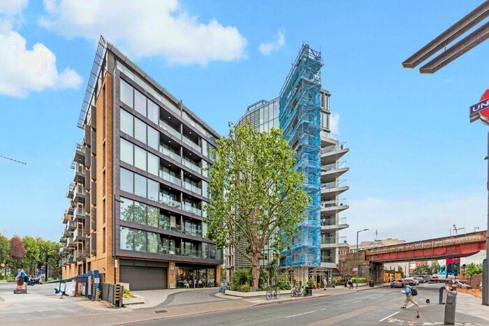 2 Bedroom Flat To Rent In Plaza Gardens, London, SW15