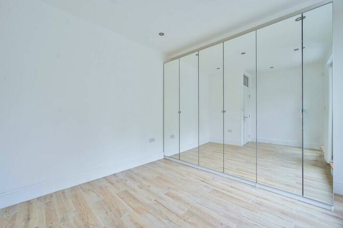 2 Bedroom Flat To Rent In Lewisham Way, Brockley, London, SE14