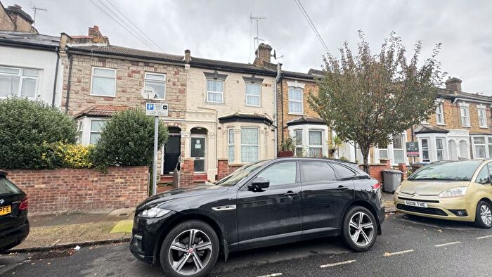 Studio To Rent In Buckingham Road, Harlesden, NW10