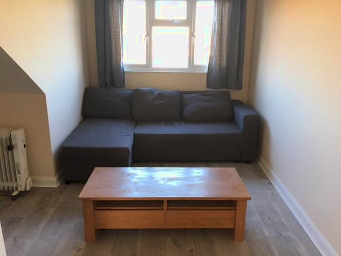 Studio To Rent In Bath Road, Hounslow TW3