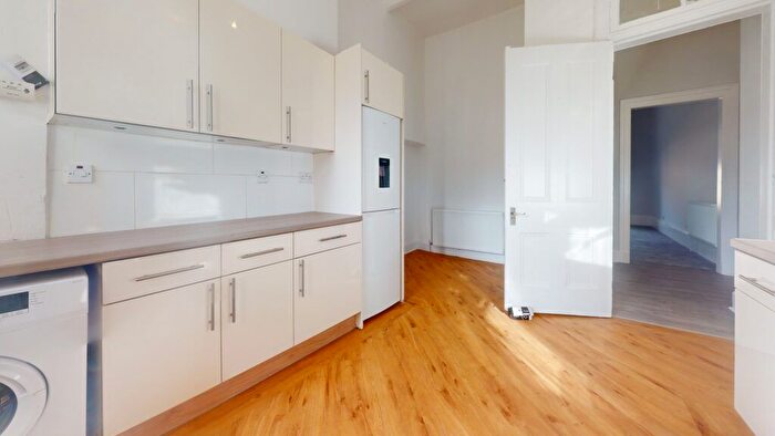 3 Bedroom Flat To Rent In Queens Drive, Struthbungo, Glasgow., G42