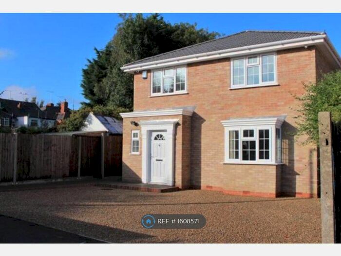 4 Bedroom Detached House To Rent In Waterloo Crescent, Wokingham, RG40