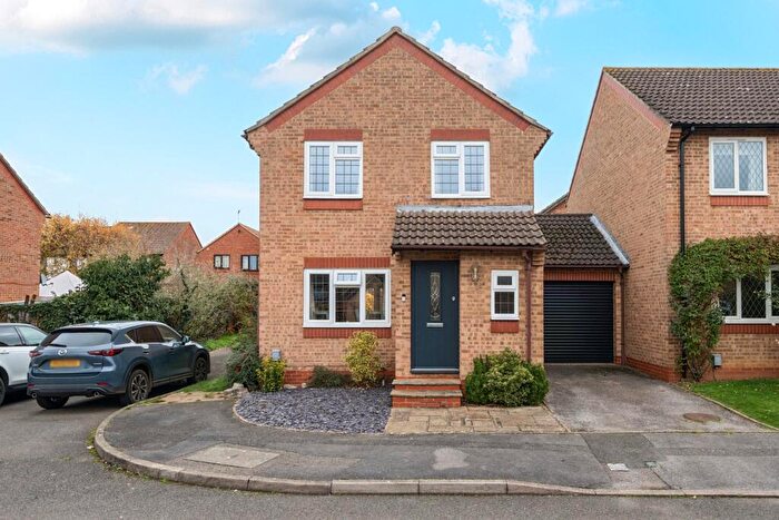 3 Bedroom Link Detached House For Sale In Suffolk Drive, Weybrook Park, Burpham, Guildford, GU4