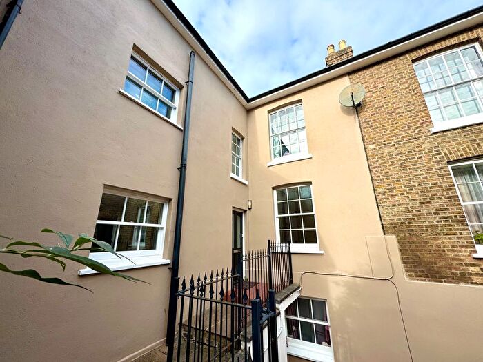 2 Bedroom Flat To Rent In Queen Street, Chelmsford, Essex, CM2