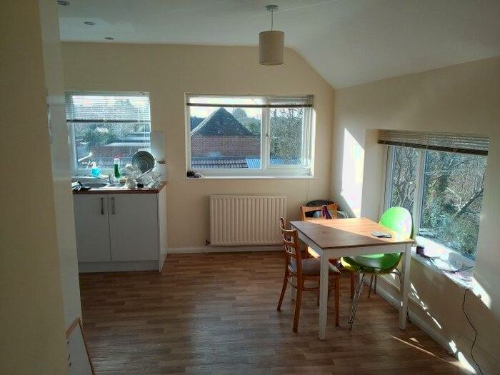 3 Bedroom Flat To Rent In Firgrove Hill, GU9