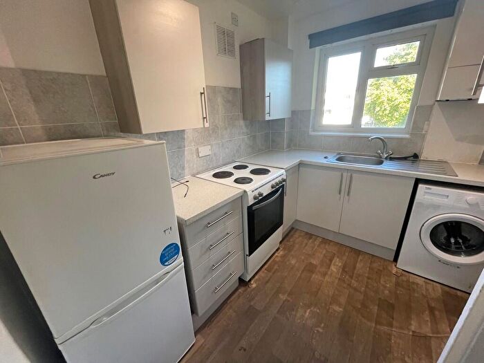2 Bedroom Flat To Rent In Grove Mead, Hatfield, AL10