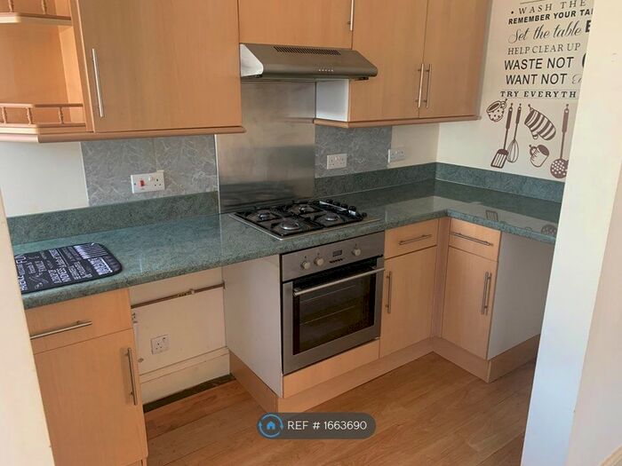 2 Bedroom Flat To Rent In Queens Terrace, Scarborough, YO12