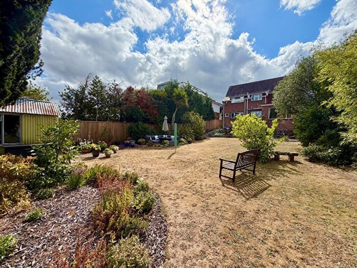 4 Bedroom Detached House For Sale In Upton Way, Broadstone, BH18 - Photo 4