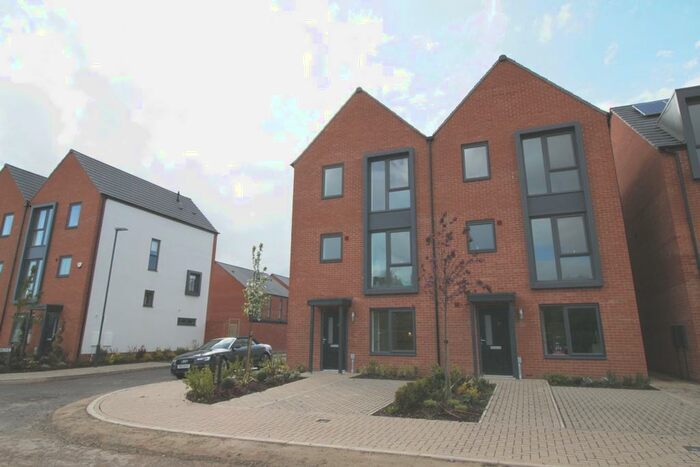 4 Bedroom House To Rent In Newtonmore Drive, Manor Kingsway, DE22