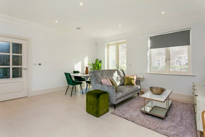 2 Bedroom Mews To Rent In Glen Island Taplow, SL6