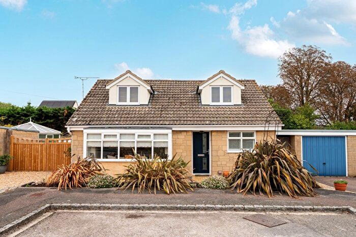 3 Bedroom Detached Bungalow For Sale In Rose Close, Carterton, OX18