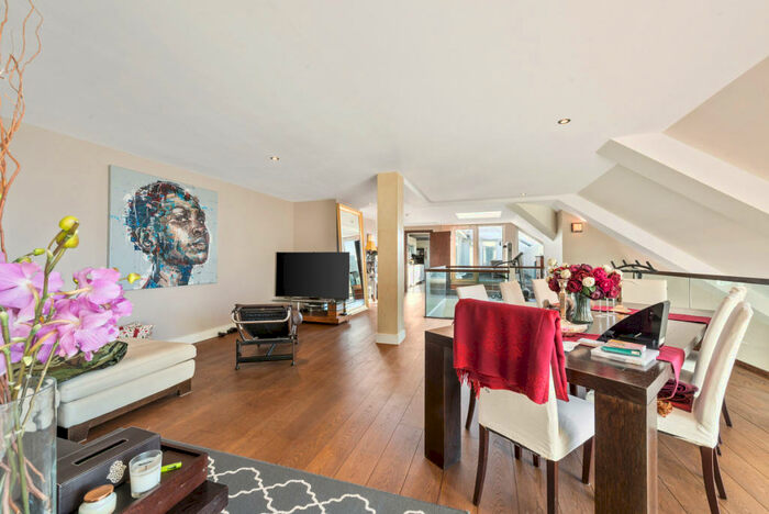 4 Bedroom Apartment To Rent In Parkgate Road, Battersea, London, SW11