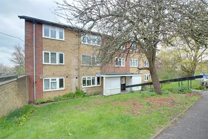 2 Bedroom Flat To Rent In Turners Hill, Adeyfield, HP2