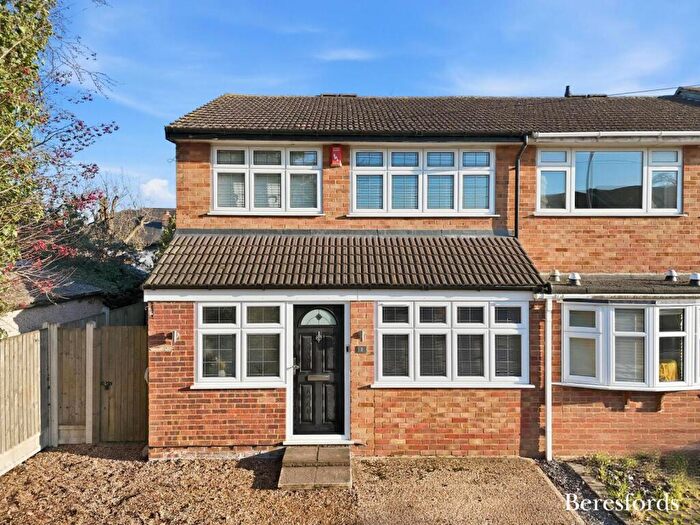 3 Bedroom End Of Terrace House For Sale In Hoylake Gardens, Romford, RM3