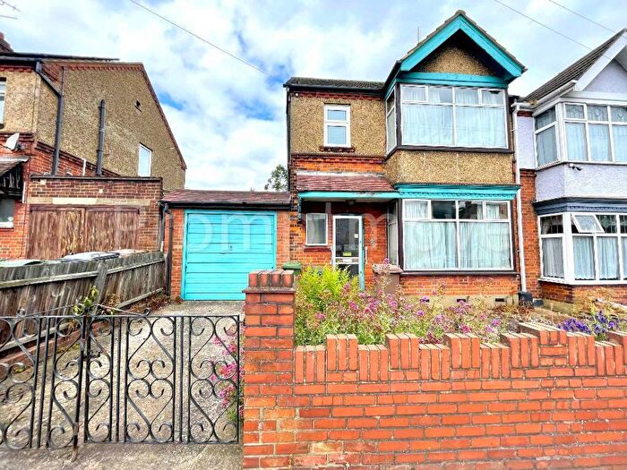 3 Bedroom Property To Rent In Blenheim Crescent, Luton, LU3