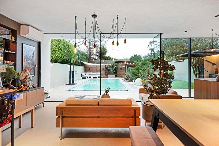 5 Bedroom Detached House For Sale In Burntwood Lane, Caterham, CR3