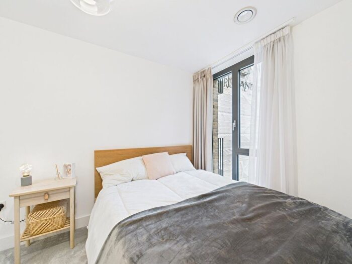 1 Bedroom Flat To Rent In High Street, Staines-Upon-Thames, Surrey, TW18