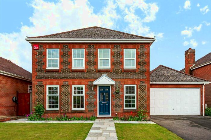 4 Bedroom Detached House For Sale In Wellington Close, Horndean, Waterlooville, PO8