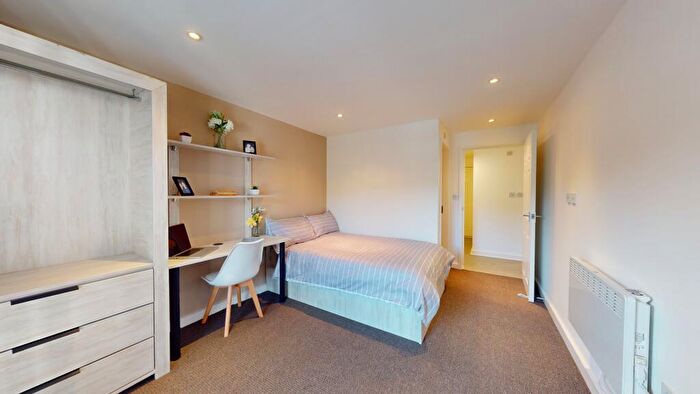 2 Bedroom Flat To Rent In St Ann's Court, Kirkstall Lane, LS5