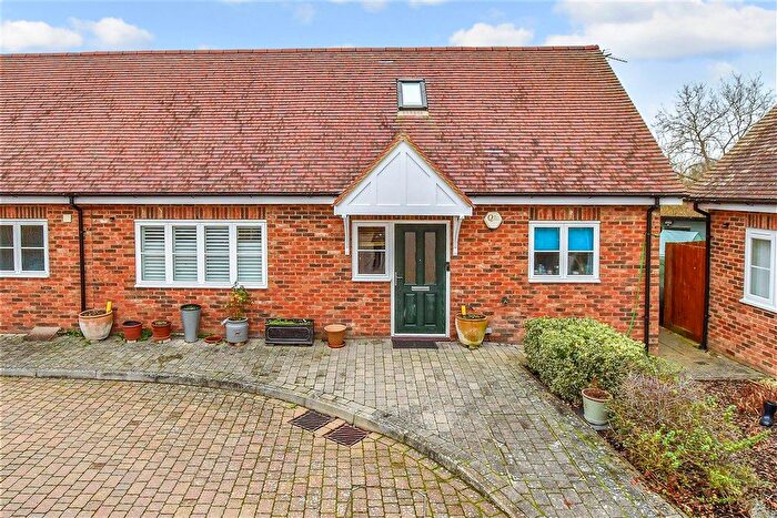 3 Bedroom Chalet For Sale In Wightwick Close, Staplehurst, Kent, TN12