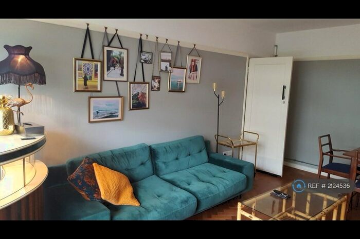 2 Bedroom Flat To Rent In The Shrubbery, London, E11